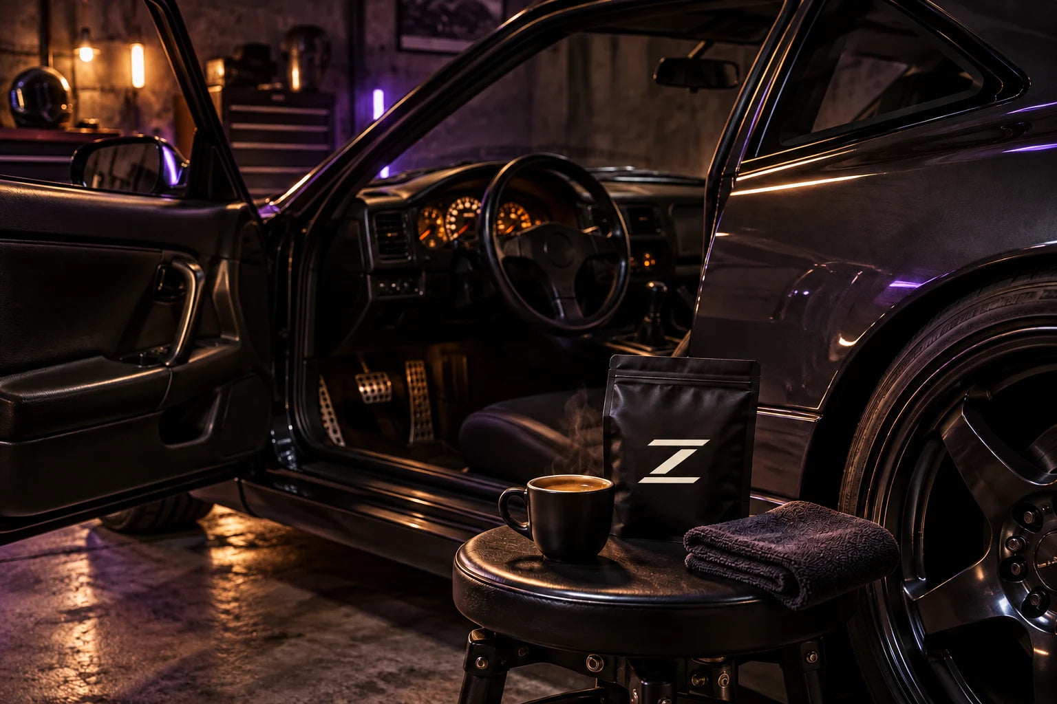 Espresso am offenen Sportcoupé in einer nächtlichen Garage