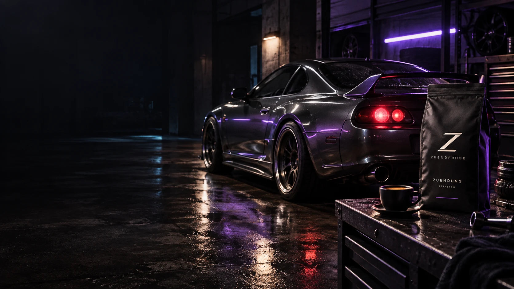 Nächtliche Garage mit Sportcoupé und ZUENDPROBE-Kaffee