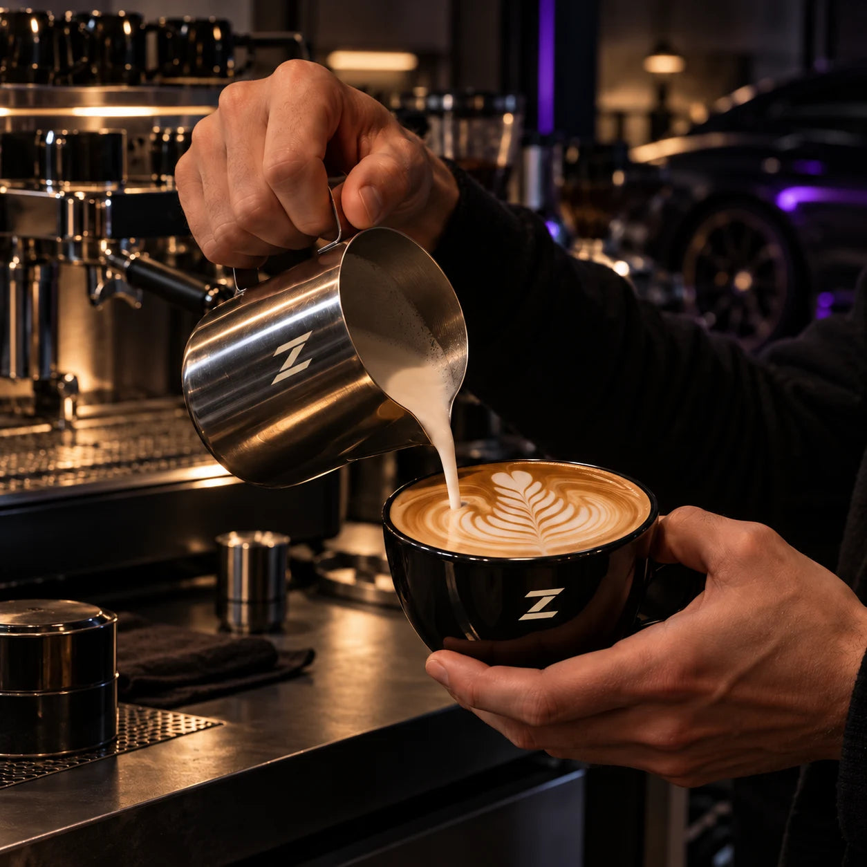 Latte Art wird in einen Cappuccino gegossen